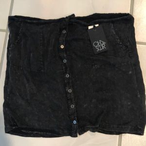 Draw string button down black skirt with pockets. Darts show well made.